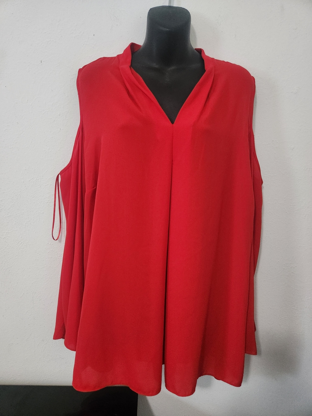 Curvy Size Vince Camuto Red Cold-Shoulder V-Neck Blouse